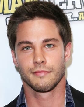 Dean Geyer isactor