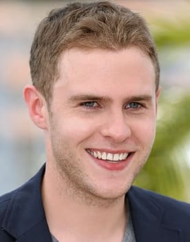 Iain De Caestecker isactor