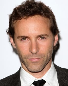 Alessandro Nivola isactor