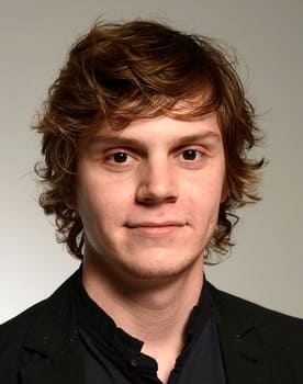 Evan Peters isactor