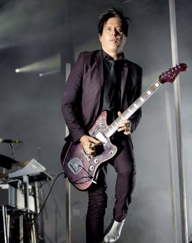 Troy Van Leeuwen isactor