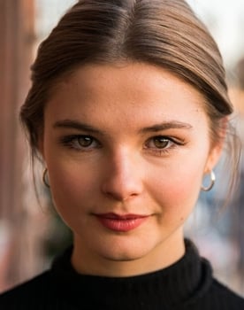 Stefanie Scott isactor