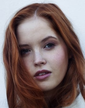 Ellie Bamber isactor