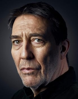 Ciarán Hinds isactor