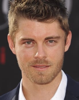 Luke Mitchell isactor