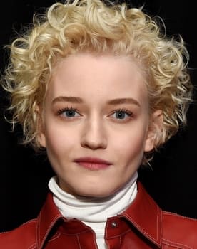 Julia Garner isactor