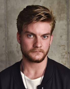 Jake Weary isactor