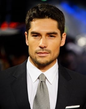 D.J. Cotrona isactor