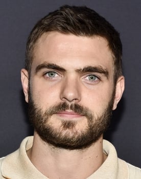 Alex Roe isactor