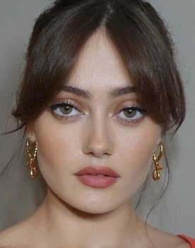 Ella Purnell isactor