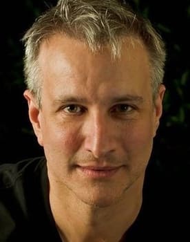 Bronson Pinchot isactor