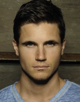 Robbie Amell isactor