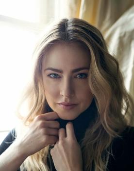 Amanda Schull isactor