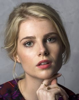 Lucy Boynton isactor